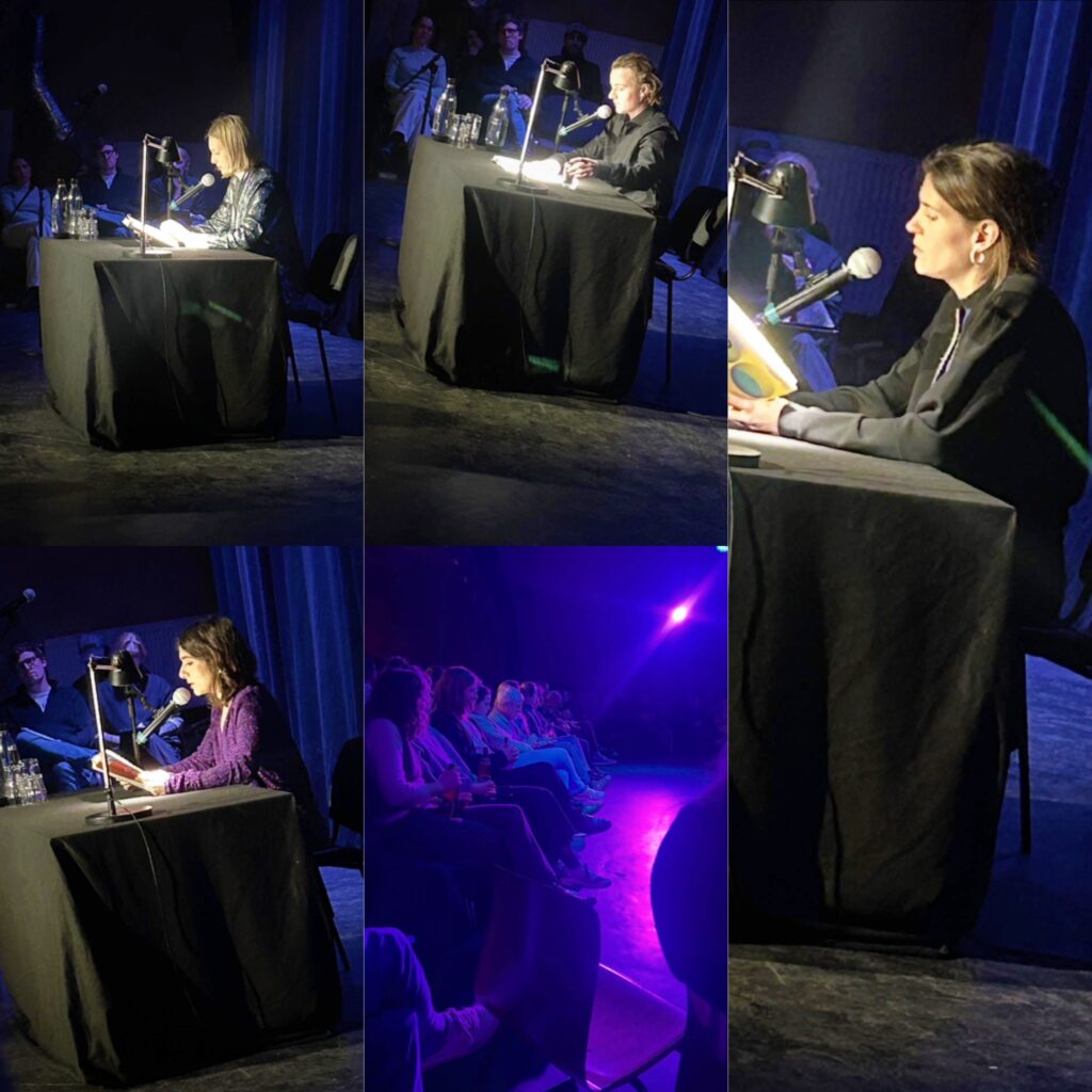 تجميع لقطات من قراءات ليلية على مسرح مضاء بأضواء بنفسجية، يظهر أربعة مؤلفين صاعدين مختلفين يقرأون من كتبهم خلف طاولة مع ميكروفونات، وجانباً من الجمهور في القاعة شبه المظلمة.