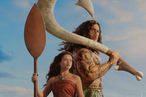 ملصق فيلم "موانا 2" (Moana 2) يظهر موانا (كاثرين لاجايا) تحمل مجذافًا في المقدمة، والماوي (دواين جونسون) يحمل سنارته السحرية المزخرفة خلفها، كلاهما على خلفية سماء زرقاء مشمسة ومحيط واسع.