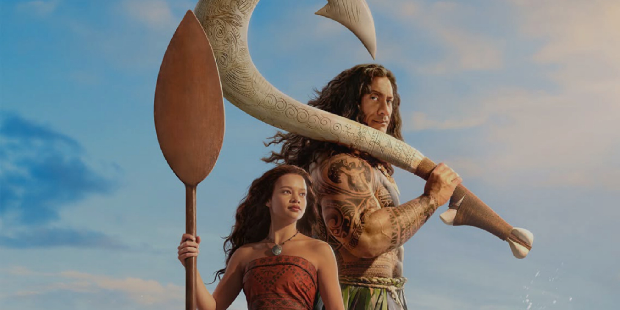 ملصق فيلم "موانا 2" (Moana 2) يظهر موانا (كاثرين لاجايا) تحمل مجذافًا في المقدمة، والماوي (دواين جونسون) يحمل سنارته السحرية المزخرفة خلفها، كلاهما على خلفية سماء زرقاء مشمسة ومحيط واسع.