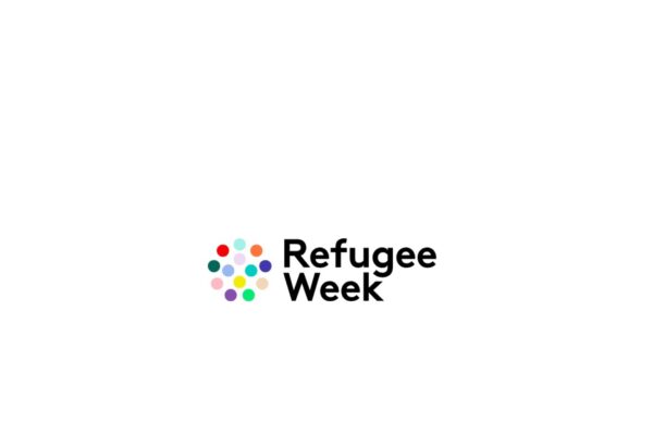 شعار "Refugee Week" الرسمي بنص أسود غامق مرتب على سطرين "Refugee" في الأعلى و "Week" في الأسفل، وإلى يساره أيقونة دائرية مكونة من 12 نقطة ملونة مختلفة تجسد التنوع والشمولية، على خلفية بيضاء.