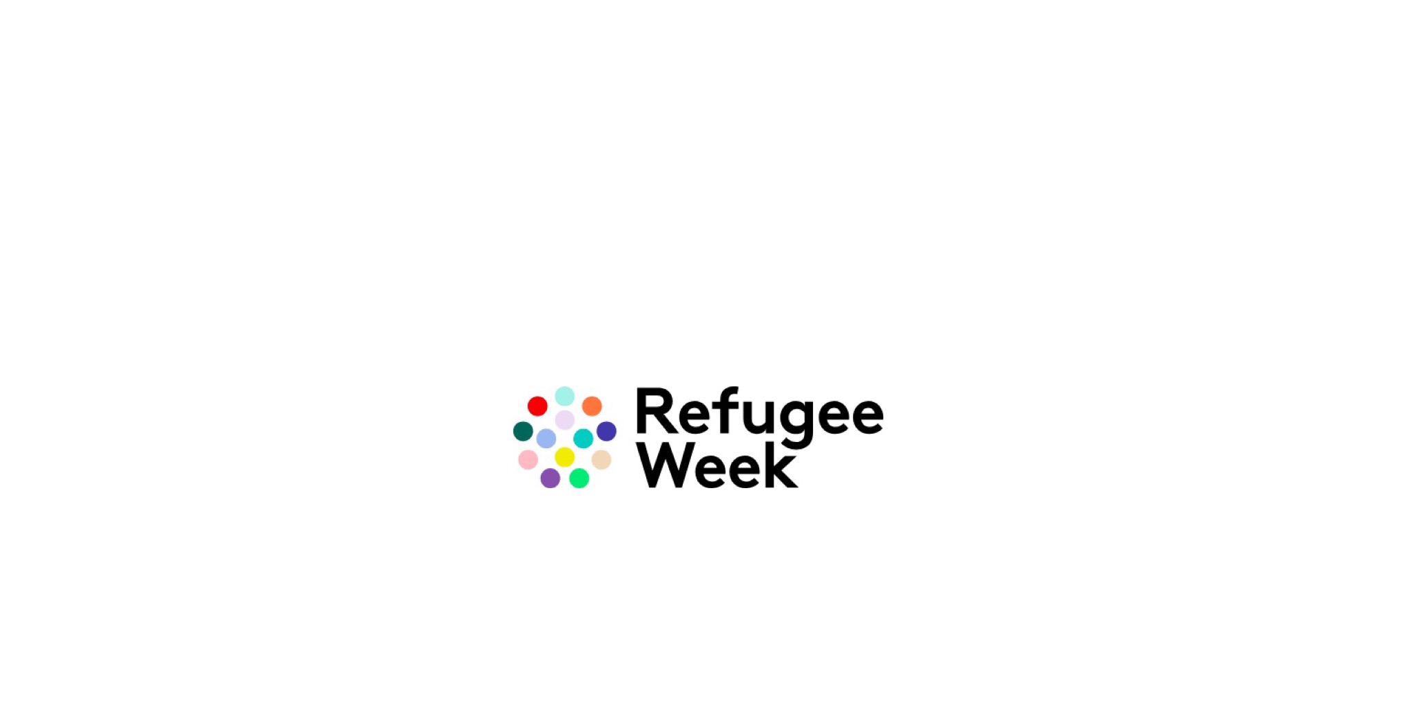 شعار "Refugee Week" الرسمي بنص أسود غامق مرتب على سطرين "Refugee" في الأعلى و "Week" في الأسفل، وإلى يساره أيقونة دائرية مكونة من 12 نقطة ملونة مختلفة تجسد التنوع والشمولية، على خلفية بيضاء.