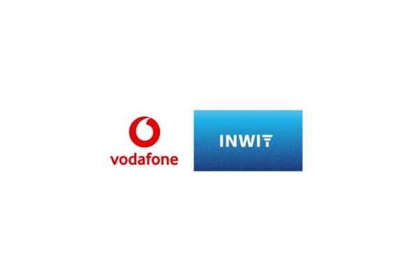 شعارا شركتي فودافون (Vodafone) وإنويت (INWIT) يظهران جنبًا إلى جنب على خلفية زرقاء مائلة.