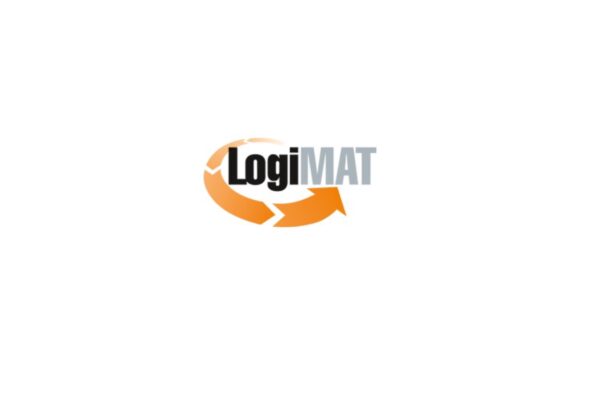 شعار معرض LogiMAT الرسمي الملون، المكون من أسهم منحنية باللون البرتقالي والرمادي تشكل جزءاً من دائرة حول كلمة "LogiMAT" المكتوبة باللون الرمادي على خلفية بيضاء.