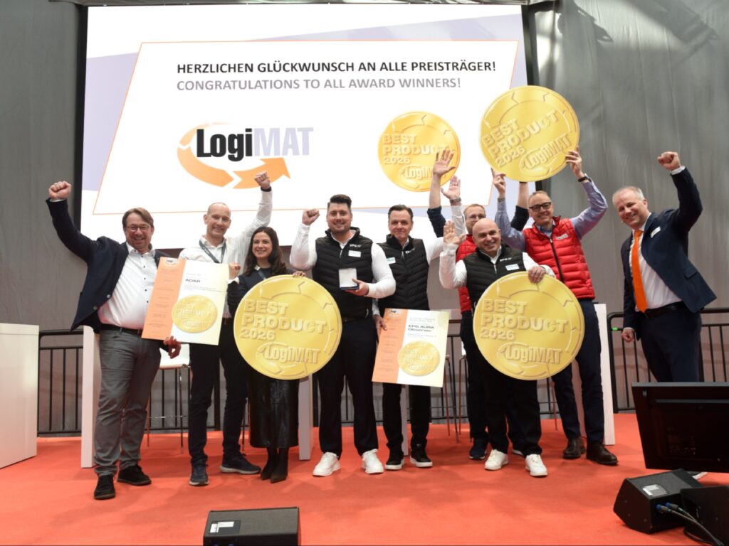 لقطة مقربة تظهر عدة لوحات جوائز ذهبية دائرية كبيرة، مصطفة على منصة، وتحمل بوضوح نص 'BEST PRODUCT 2026' وشعار مركزي. كل لوحة لها حافة بارزة وتصميم دقيق بعناية.