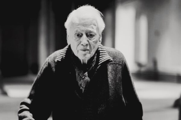 لقطة مقربة (Portrait) للمفكر والمخرج ألكسندر كلوجه تظهر ملامحه التأملية، وهو أحد أبرز رواد السينما الألمانية الجديدة ومدرسة فرانكفورت.