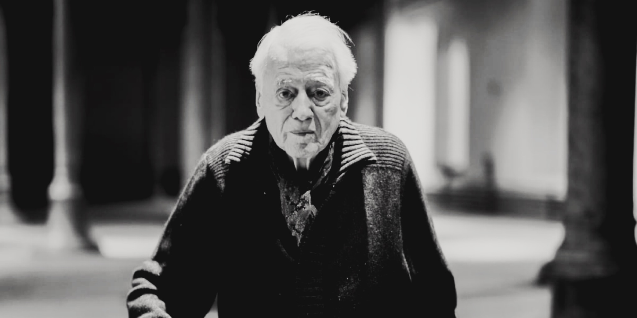 لقطة مقربة (Portrait) للمفكر والمخرج ألكسندر كلوجه تظهر ملامحه التأملية، وهو أحد أبرز رواد السينما الألمانية الجديدة ومدرسة فرانكفورت.