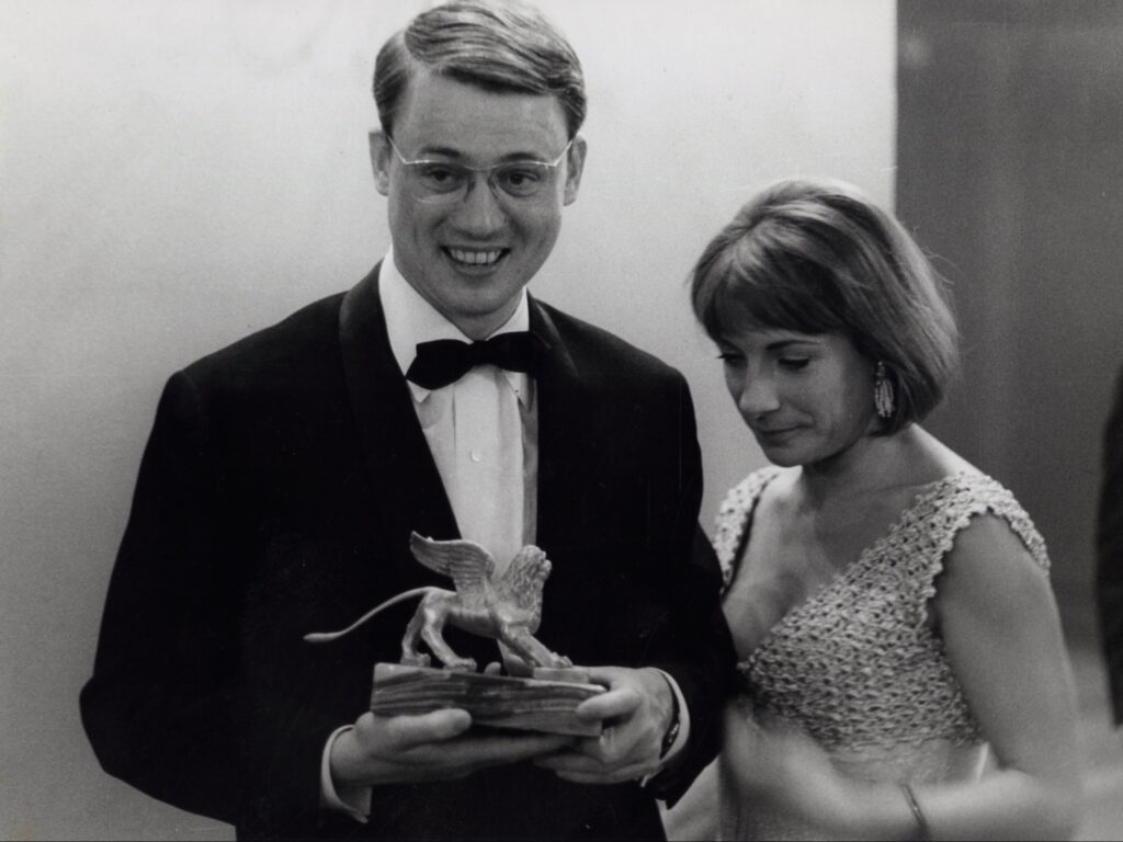 صورة تاريخية بالأبيض والأسود للمخرج الشاب ألكسندر كلوجه وهو يحمل جائزة الأسد الفضي في مهرجان فينيسيا عام 1966 عن فيلمه الروائي الأول.