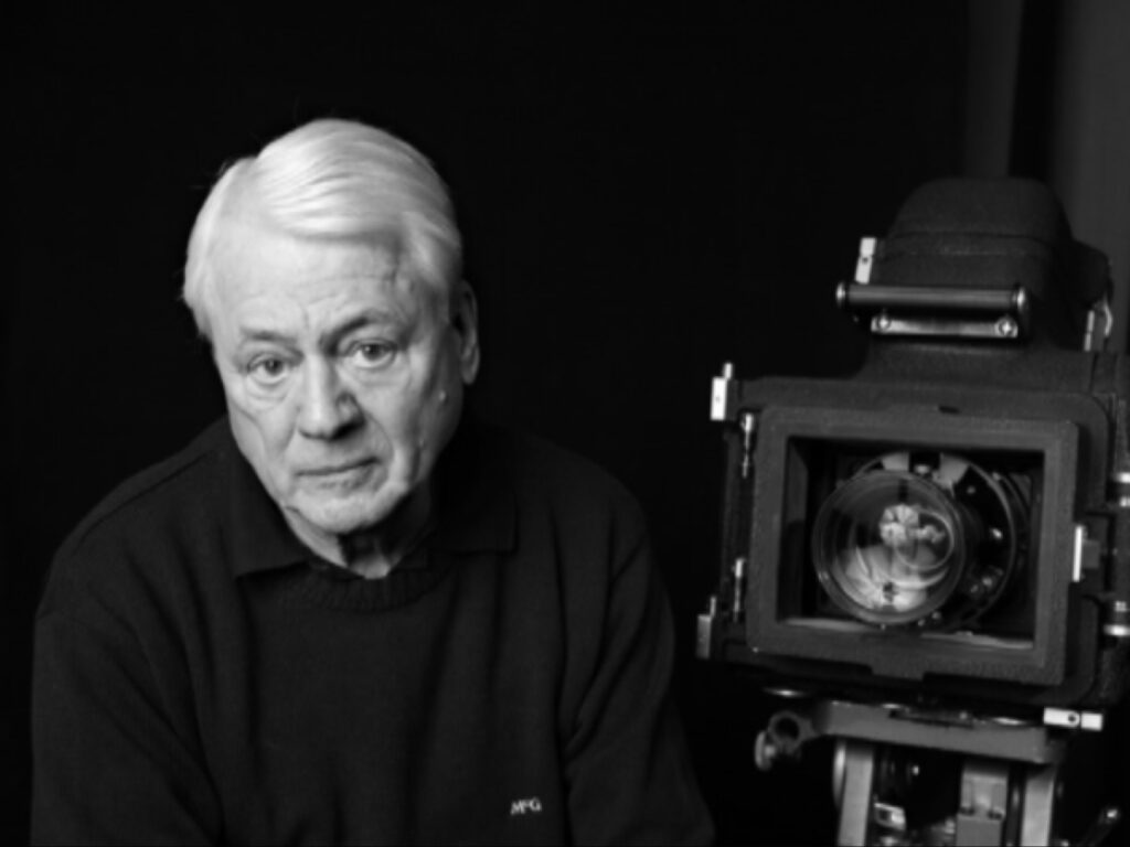 بورتريه بالأبيض والأسود يجمع بين ألكسندر كلوجه وكاميرا سينمائية كلاسيكية ضخمة، ليجسد رمزيته كقوة دافعة في السينما الألمانية الجديدة.