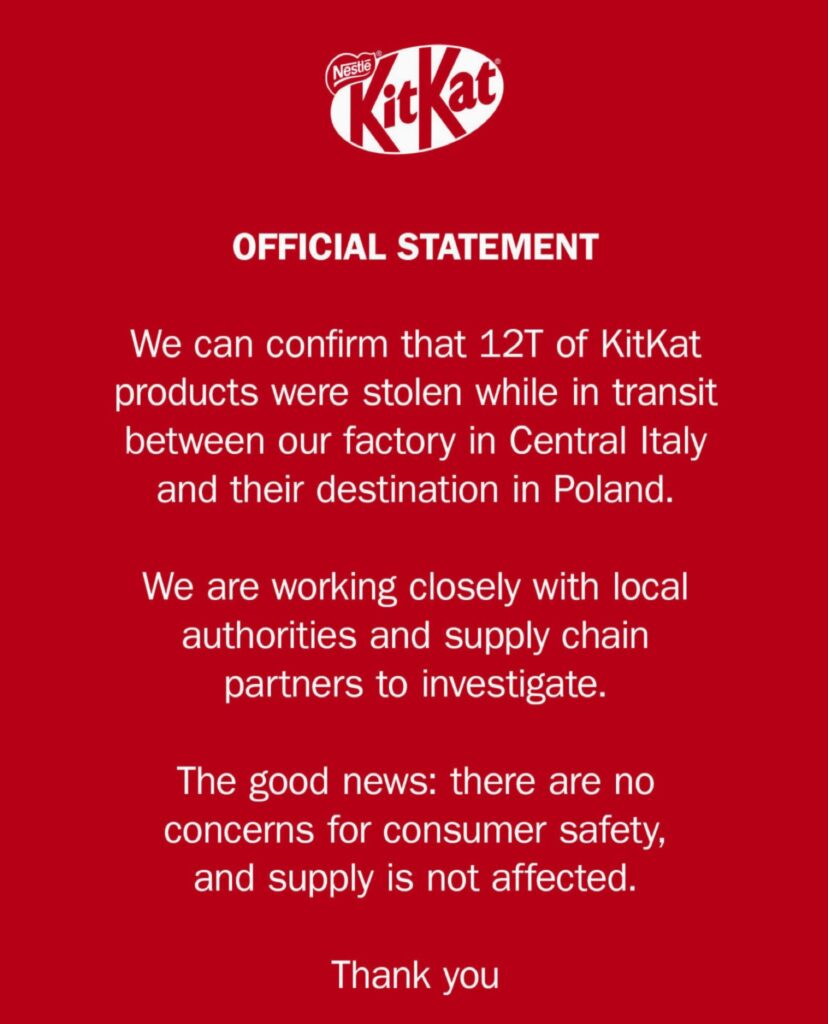البيان الرسمي لشركة كيت كات على خلفية حمراء يؤكد سرقة 12 طناً من منتجاتها أثناء النقل من مصنعها في وسط إيطاليا إلى بولندا.