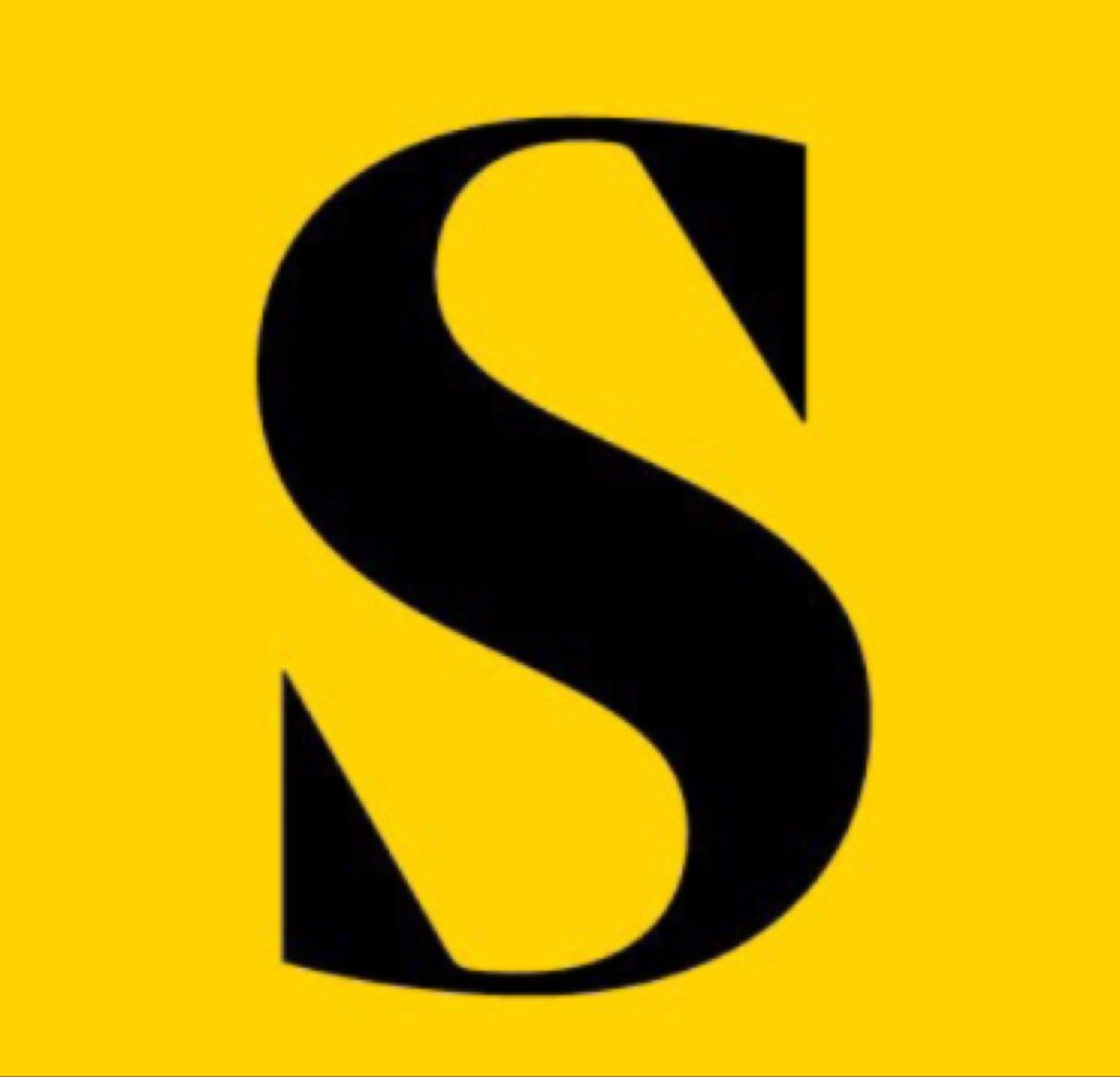 حرف S كبير باللون الأسود وبخط عريض (Serif) يتوسط خلفية صفراء زاهية، ويمثل الشعار الرمزي لمركز ساوث بانك (Southbank Centre).