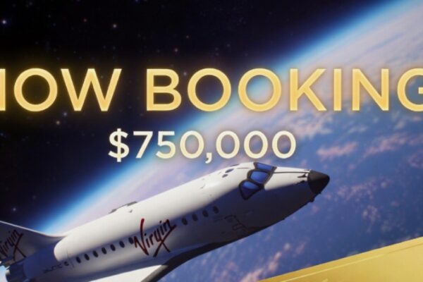 مركبة فيرجن جالاكتيك الفضائية تطير فوق كوكب الأرض مع نص إعلاني كبير "NOW BOOKING $750,000" وتذكرة ذهبية، إعلان إعادة فتح حجوزات سياحة الفضاء 2026.