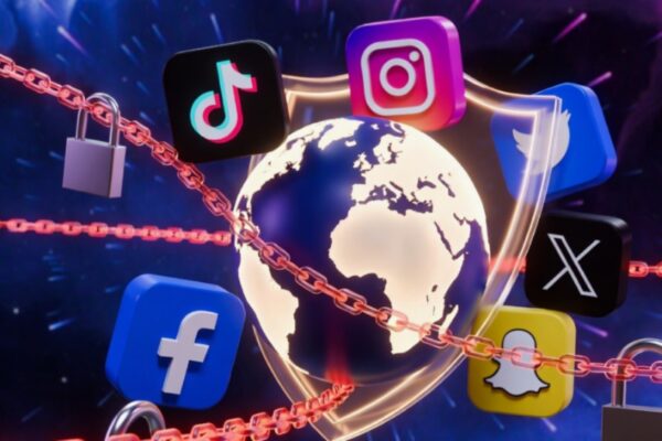 صورة رئيسية ملونة درامية توضح خريطة العالم مع أيقونات مواقع التواصل الاجتماعي (تيك توك، إنستغرام، فيسبوك، إكس) مقيدة بسلاسل وقفل أحمر، مع درع حماية يحمي الكرة الأرضية.