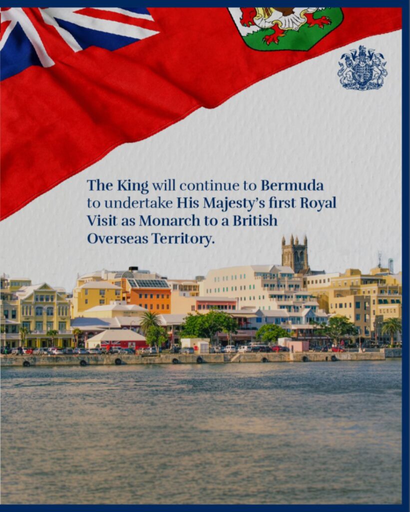 ملصق إعلان زيارة الملك تشارلز الثالث إلى برمودا، يظهر علم البلاد وواجهة مدينة هاميلتون البحرية مع نص يؤكد أنها أول زيارة ملكية له كعاهل لأقاليم ما وراء البحار البريطانية.