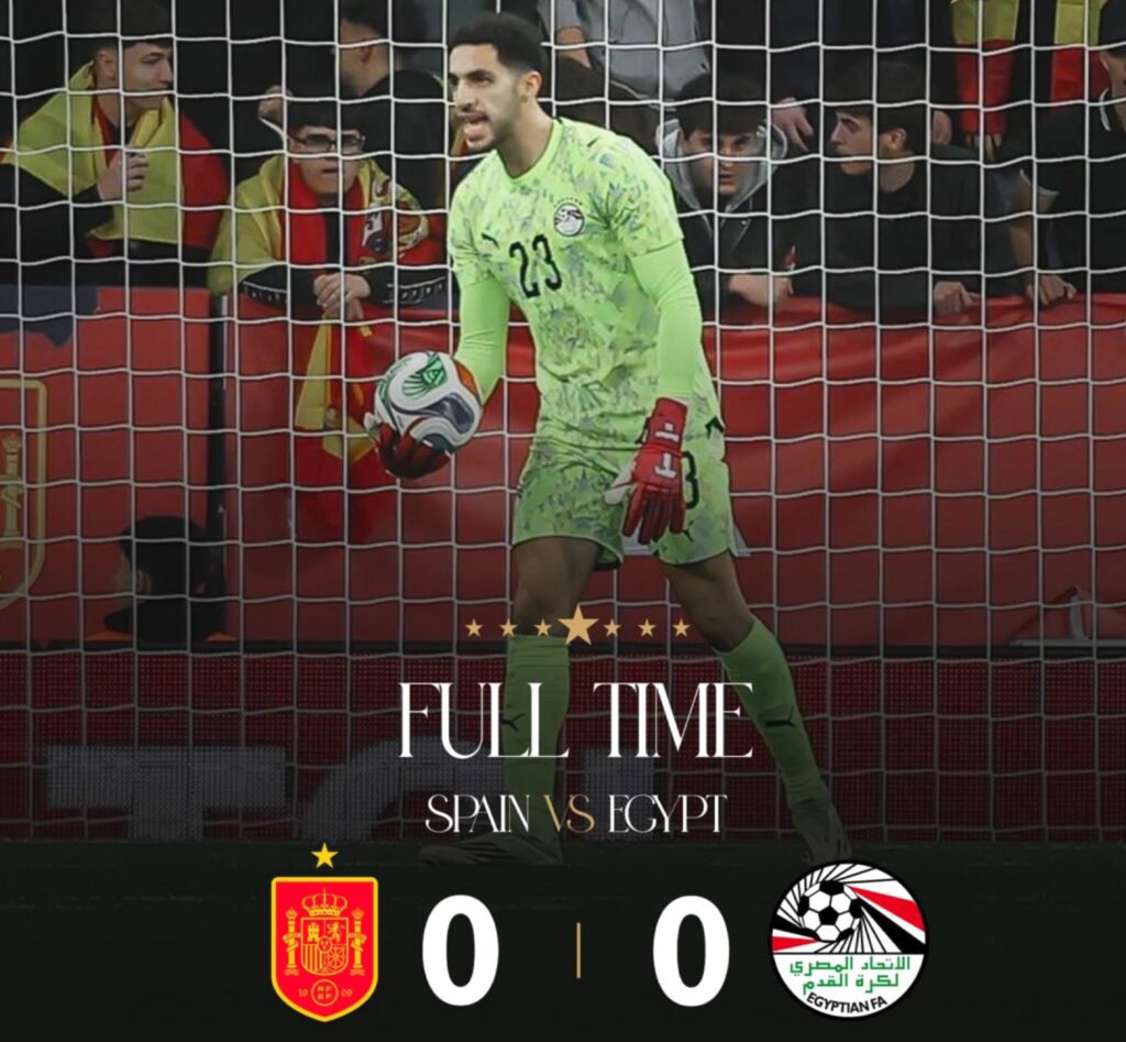 مصطفى شوبير حارس مرمى منتخب مصر يمسك بالكرة خلال مباراة مصر وإسبانيا الودية التي انتهت بالتعادل السلبي 0-0.