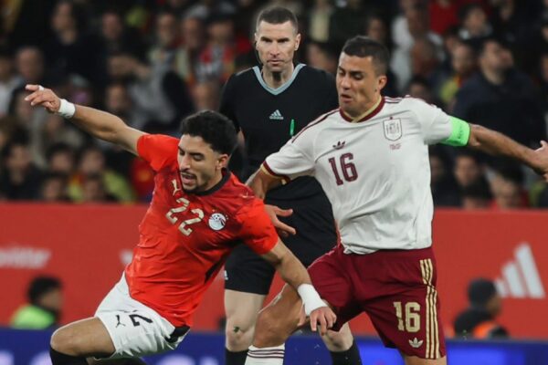 عمر مرموش لاعب منتخب مصر في صراع على الكرة مع لاعب إسبانيا خلال المباراة الودية التي أثرت على تصنيف فيفا لمنتخب مصر.