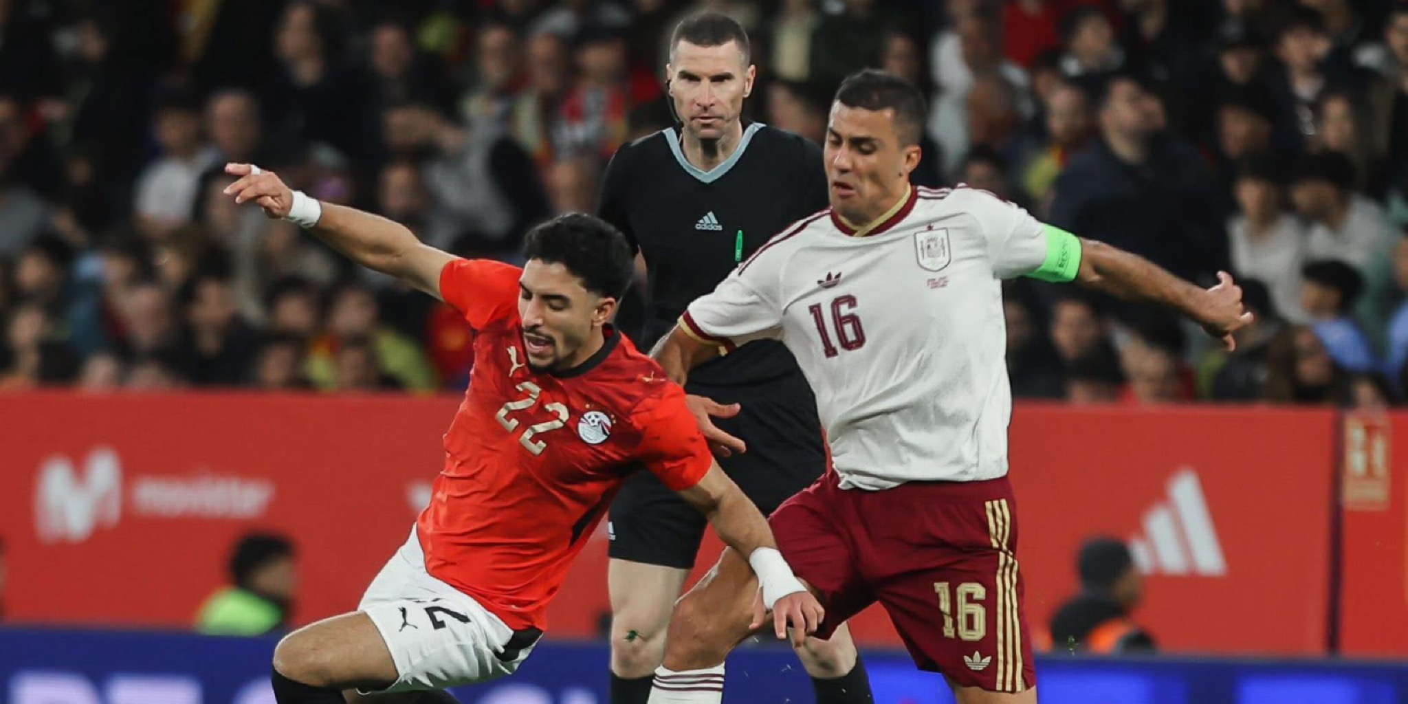 عمر مرموش لاعب منتخب مصر في صراع على الكرة مع لاعب إسبانيا خلال المباراة الودية التي أثرت على تصنيف فيفا لمنتخب مصر.