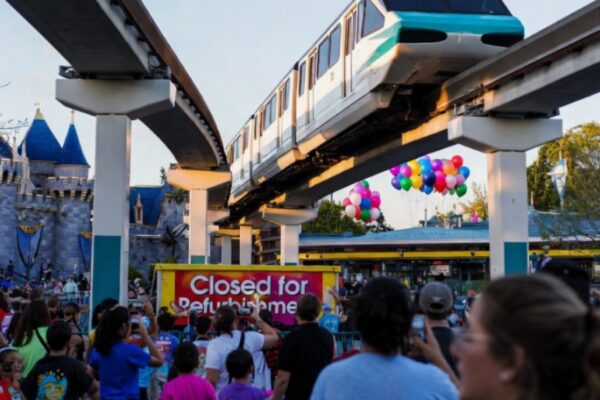 قرار إغلاق ملاهي ديزني لاند - قطار Monorail متوقف تماماً في ديزني لاند آناهايم مع حشود زوار محبطة خلال عطلة الربيع 2026.