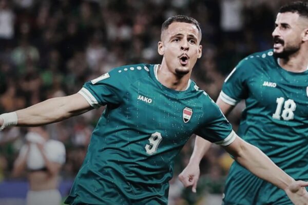 لاعبو منتخب العراق يحتفلون بحماس بعد الفوز 2-1 على بوليفيا وتأهل تاريخي إلى نهائيات كأس العالم 2026 في ملعب Estadio BBVA بالمكسيك.