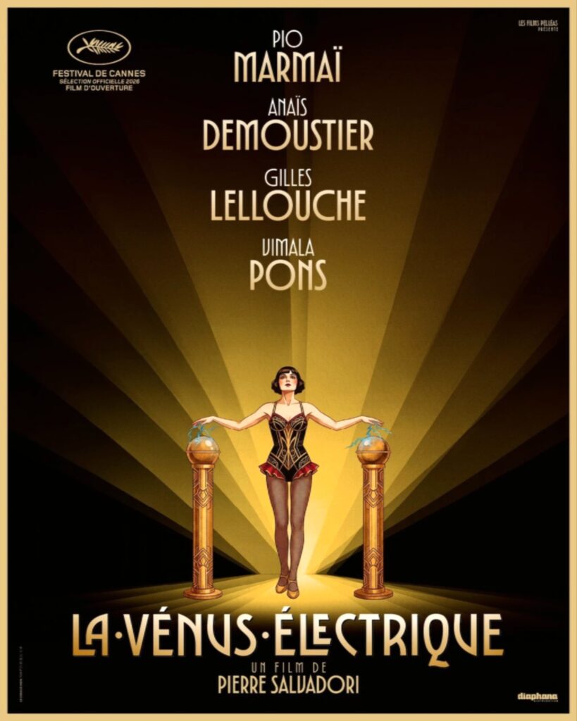 ملصق فيلم La Vénus électrique بطراز "آرت ديكو" يصور امرأة بزي مسرحي عتيق تطلق صواعق كهربائية زرقاء من أعمدة نحاسية، مع خلفية ذهبية مشعة وأسماء النجوم Pio Marmaï وAnaïs Demoustier وGilles Lellouche.