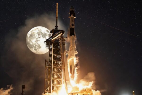 صورة درامية لإطلاق صاروخ SLS الضخم لحمل مركبة أوريون في مهمة أرتيميس 2 التاريخية نحو القمر من مركز كينيدي للفضاء.