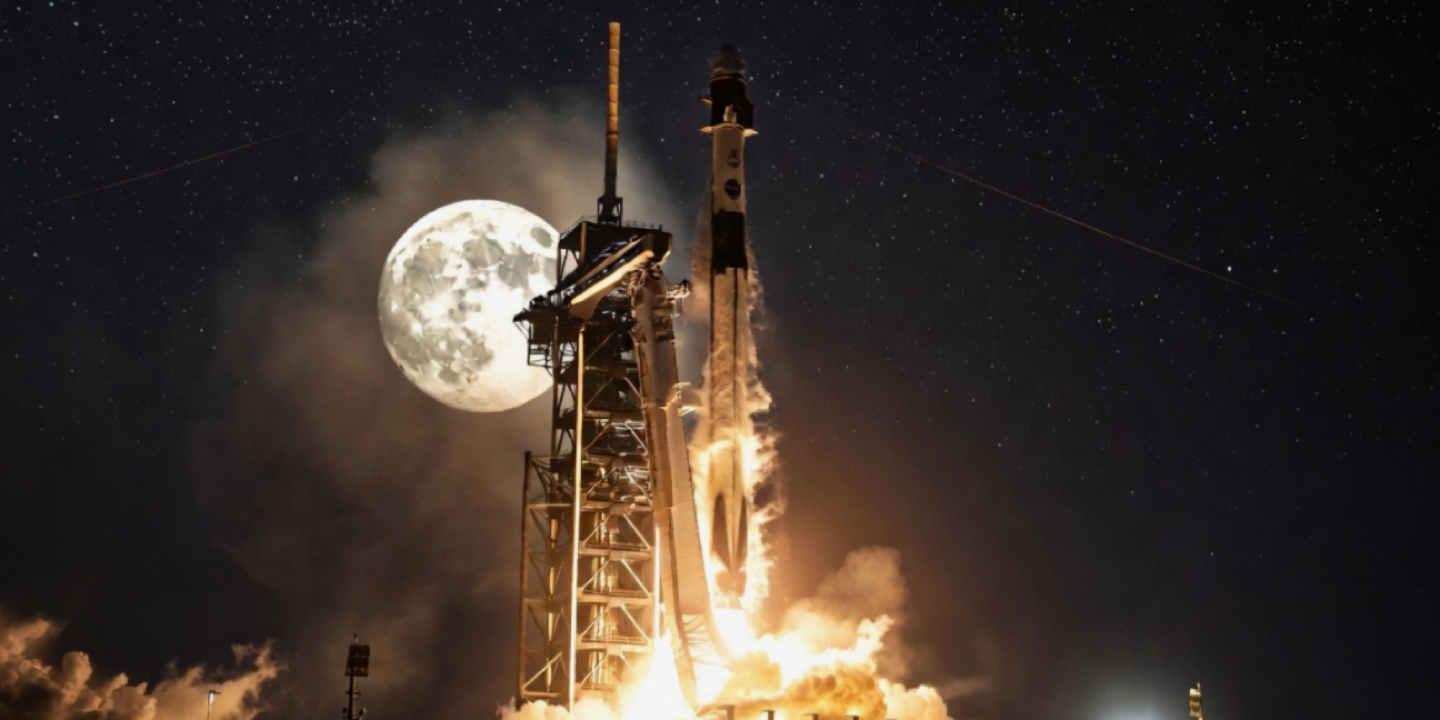 صورة درامية لإطلاق صاروخ SLS الضخم لحمل مركبة أوريون في مهمة أرتيميس 2 التاريخية نحو القمر من مركز كينيدي للفضاء.