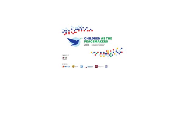 شعار مؤتمر الأطفال العالمي Children for Peace 2026 يظهر حمامة زرقاء تحمل غصن زيتون وشعارات مركز Artek ووزارة الخارجية الروسية MID.