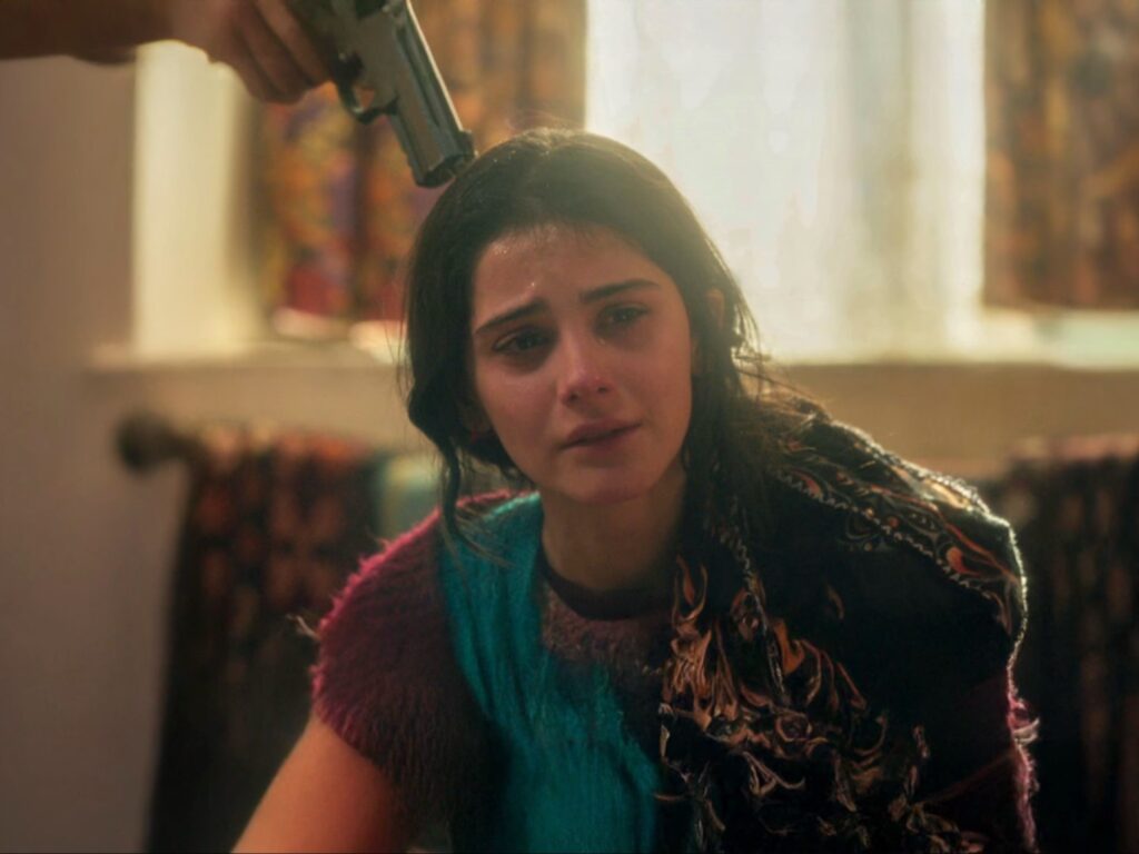 مشهد مؤثر من مسلسل أنت من أحببت تظهر فيه البطلة دجلة وهي تبكي بشدة تحت تهديد السلاح في لحظة درامية حاسمة.