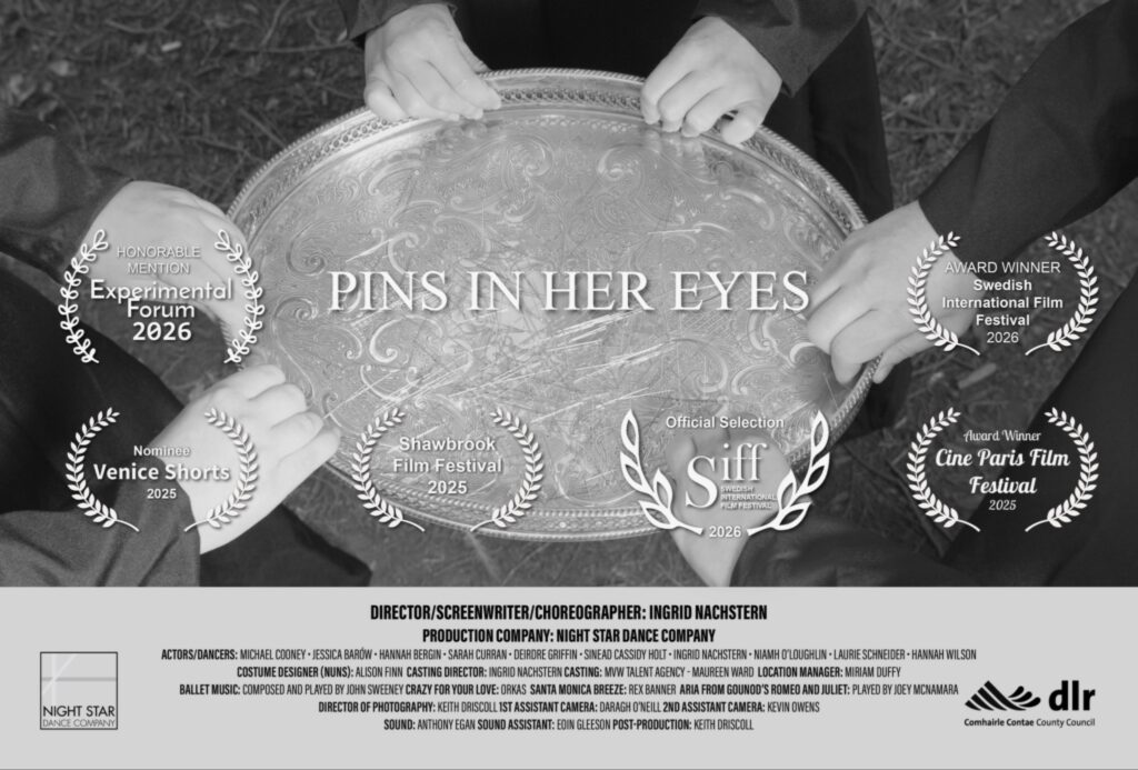 ملصق فيلم PINS IN HER EYES باللونين الأبيض والأسود، يظهر عدة أيدي تمسك بصينية فضية مزخرفة، مع عرض لجوائز المهرجانات السينمائية وتفاصيل فريق العمل والإنتاج وشركة NIGHT STAR DANCE COMPANY.