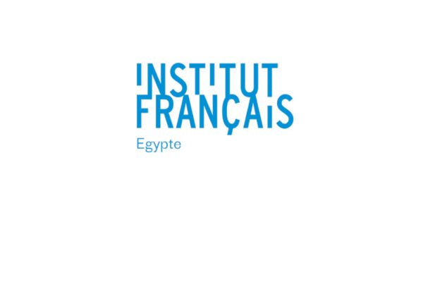 شعار جرافيكي باللون الأزرق يقرأ "INSTITUT FRANÇAIS Egypte" على خلفية بيضاء، يمثل المعهد الفرنسي في مصر.