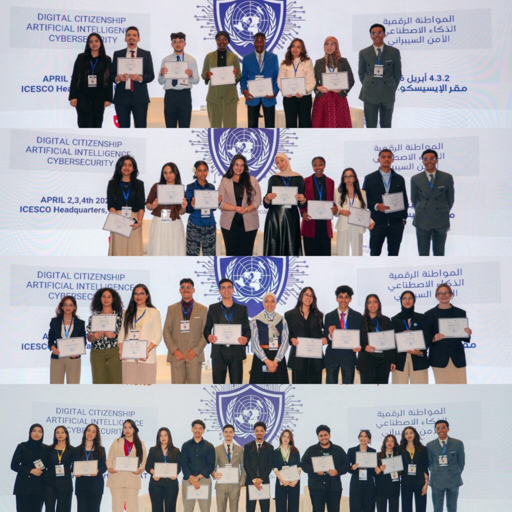 كولاج صور يظهر أربعة صفوف من الشباب المشاركين في حفل اختتام محاكاة الأمم المتحدة للإيسيسكو، يحملون شهادات تقديرية أمام شاشة خلفية كبيرة كتب عليها بالعربية والإنجليزية: 'نموذج محاكاة الأمم المتحدة: المواطنة الرقمية، الذكاء الاصطناعي، الأمن السيبراني'، وتواريخ من 2 وحتى 4 أبريل 2026، ومقر المنظمة في الرباط.