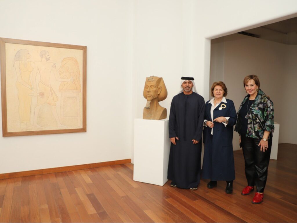 سعادة حمد عبيد الزعابي سفير دولة الإمارات في القاهرة يقف بجانب تمثال ولوحة تشكيلية في جاليري الزمالك للفن خلال زيارة سفير الإمارات للزمالك عام 2026، بحضور شخصيات ثقافية، في إطار تقدير المشهد الإبداعي المصري.