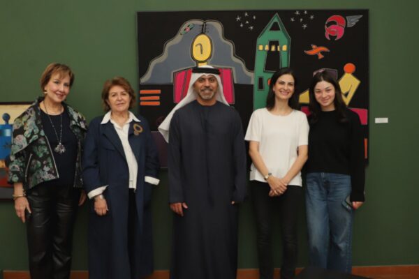 صورة جماعية تضم سعادة حمد عبيد الزعابي سفير الإمارات في القاهرة وأربع سيدات أمام لوحة فنية حديثة ملونة في "جاليري الزمالك" خلال زيارة سفير الإمارات للزمالك لعام 2026.