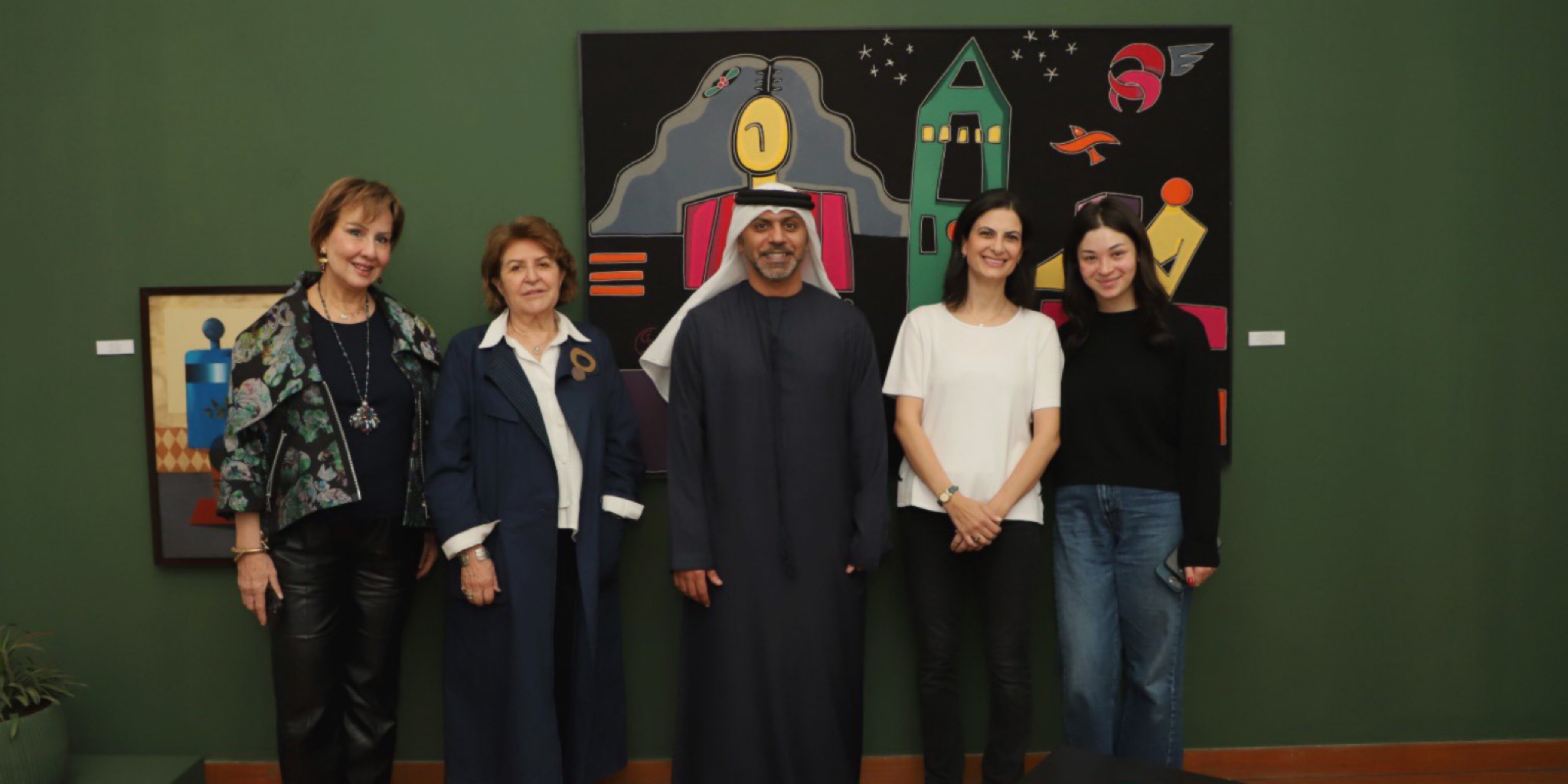 صورة جماعية تضم سعادة حمد عبيد الزعابي سفير الإمارات في القاهرة وأربع سيدات أمام لوحة فنية حديثة ملونة في "جاليري الزمالك" خلال زيارة سفير الإمارات للزمالك لعام 2026.