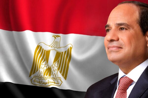 فخامة الرئيس عبد الفتاح السيسي أمام علم جمهورية مصر العربية.