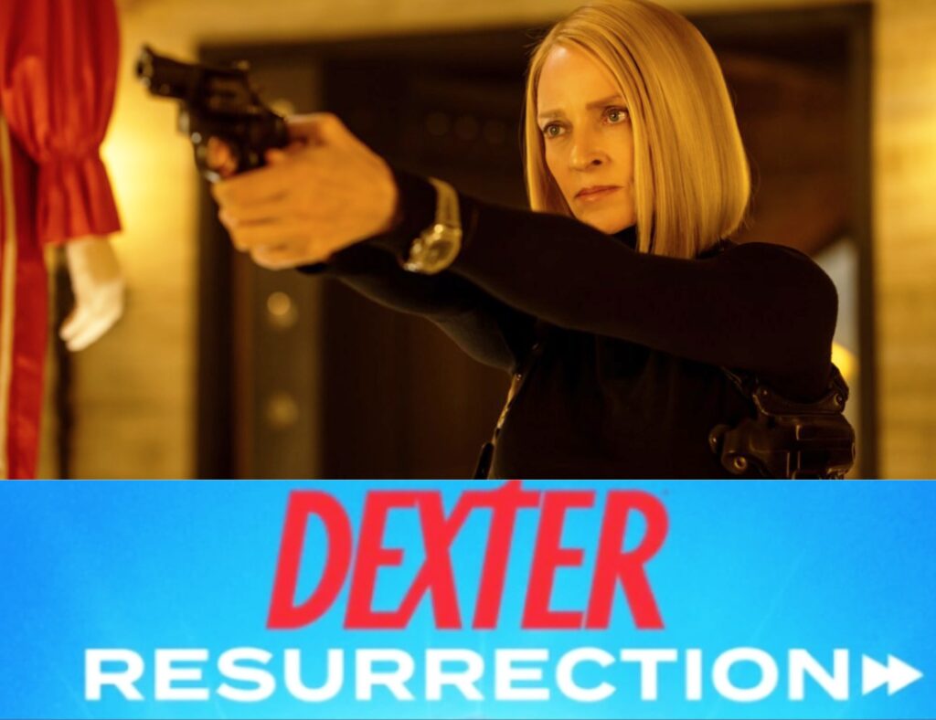 صورة كولاج عمودية. أعلاه: لقطة قريبة ومضاءة بدافئ للممثلة أوما ثورمان (تشارلي) تصوب مسدساً نحو اليمين. أسفله: لوح أزرق يحمل شعار "DEXTER" باللون الأحمر و "RESURRECTION" باللون الأبيض.