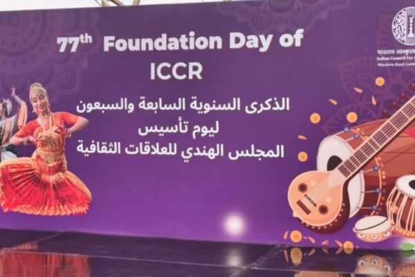 لافتة أرجوانية كبيرة بمناسبة الذكرى السابعة والسبعين لتأسيس المجلس الهندي للعلاقات الثقافية ضمن احتفالية ICCR بالقاهرة. يبرز التصميم ثلاث راقصات بالزي الهندي التقليدي وآلات موسيقية عريقة مثل "الفينا" وطبلة "التابلا"، مع شعارات سفارة الهند بالقاهرة ومركز مولانا آزاد الثقافي.