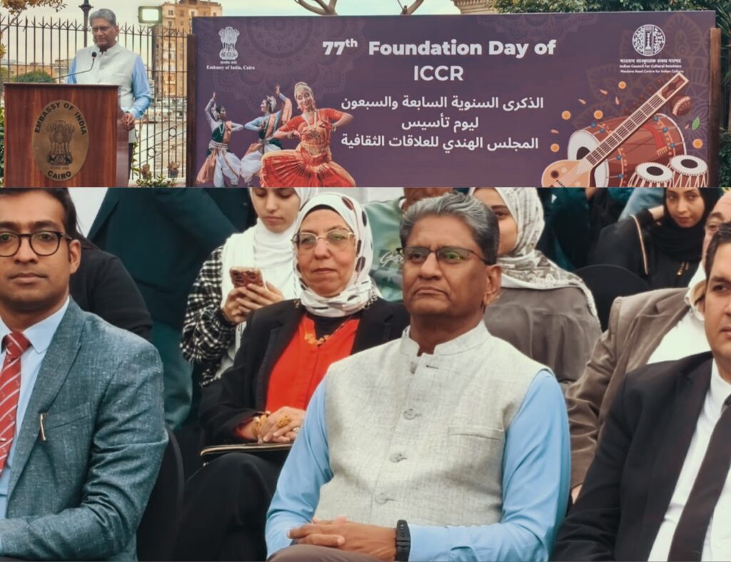 صورة مركبة مزدوجة لفعاليات احتفالية ICCR بالقاهرة؛ الجزء العلوي يظهر معالي السفير سوريش ك. ريدي وهو يلقي كلمة خلف منبر السفارة، والجزء السفلي لقطة مقربة له جالساً بين الجمهور في الصف الأمامي.