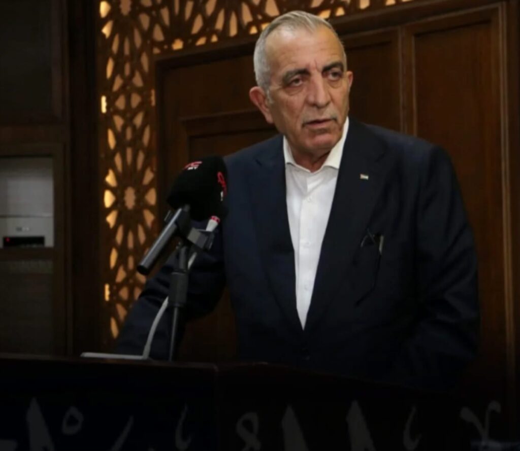 وزير الثقافة الأردني مصطفى الرواشدة خلال حفل إشهار رواية المربية في دائرة المكتبة الوطنية بعمان.