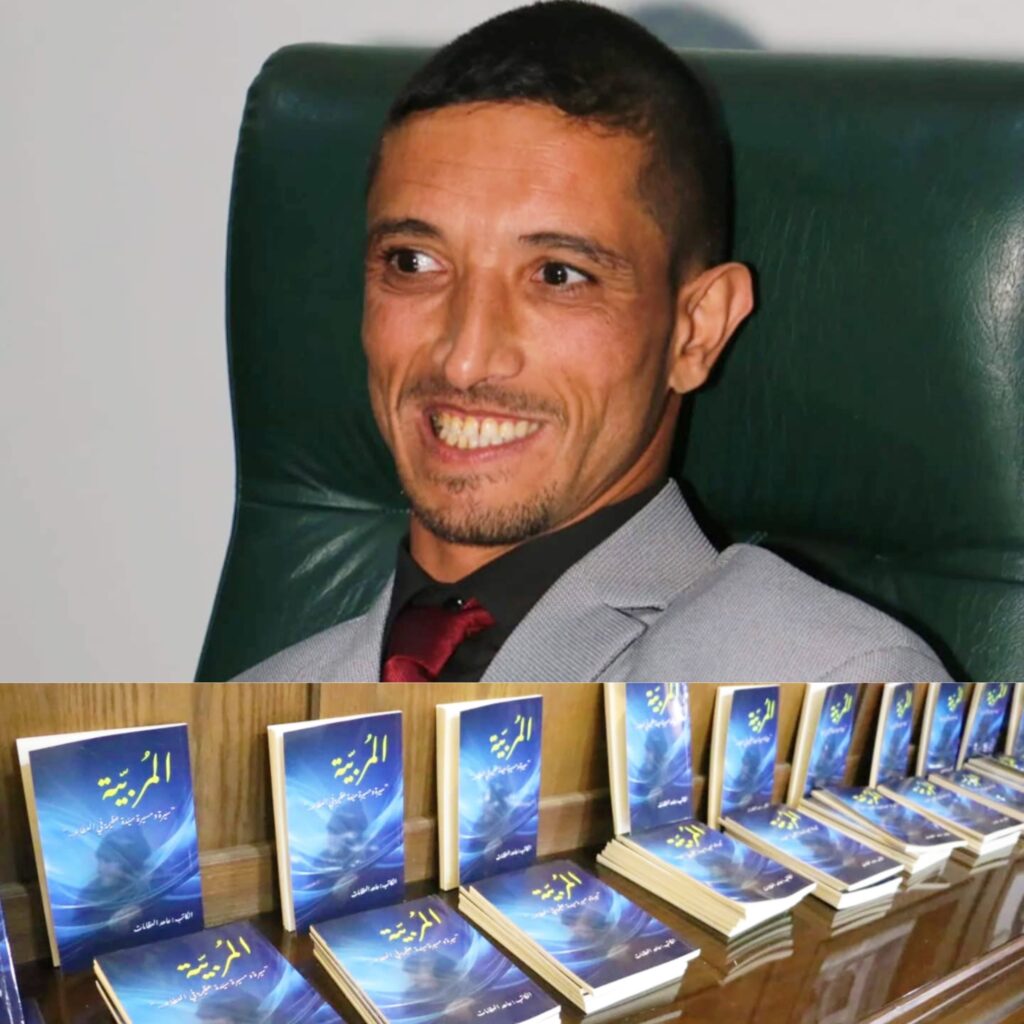 الكاتب الأردني عاهد العظمات يجلس خلف منصة التوقيع وأمامه نسخ من روايته الجديدة "المربية" أثناء حفل الإشهار الرسمي في عمان، مما يبرز انتصار الإرادة الإبداعية.