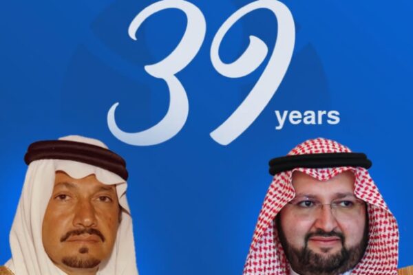 تصميم احتفالي يظهر في خلفيته الرقم "39 years" بخط أبيض كبير على مساحة زرقاء، ويتصدره بورتريه للأمير طلال بن عبد العزيز (يساراً) والأمير عبد العزيز بن طلال (يميناً) بالزي الرسمي، لتوثيق تاريخ المجلس العربي للطفولة والتنمية.