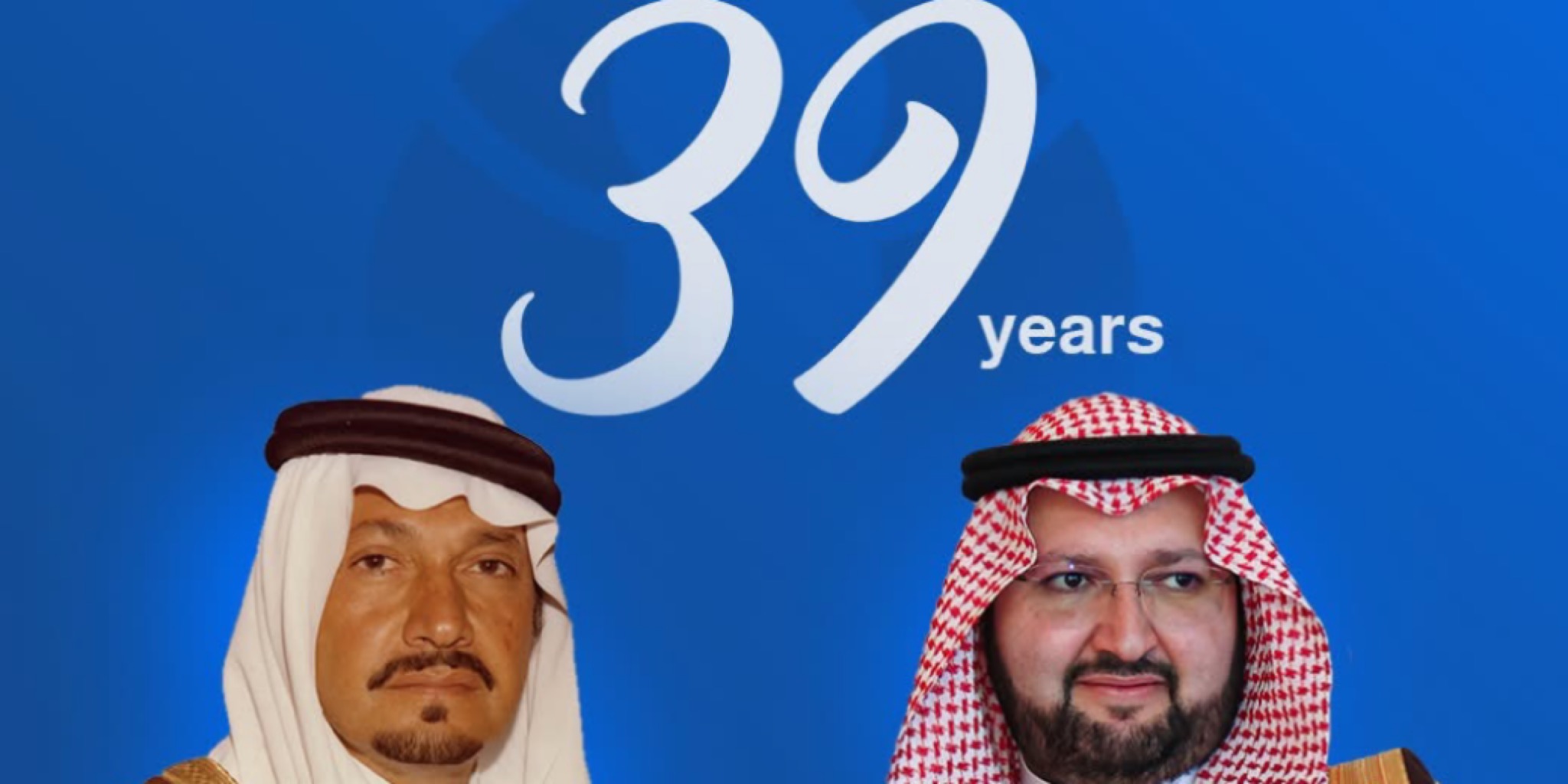 تصميم احتفالي يظهر في خلفيته الرقم "39 years" بخط أبيض كبير على مساحة زرقاء، ويتصدره بورتريه للأمير طلال بن عبد العزيز (يساراً) والأمير عبد العزيز بن طلال (يميناً) بالزي الرسمي، لتوثيق تاريخ المجلس العربي للطفولة والتنمية.