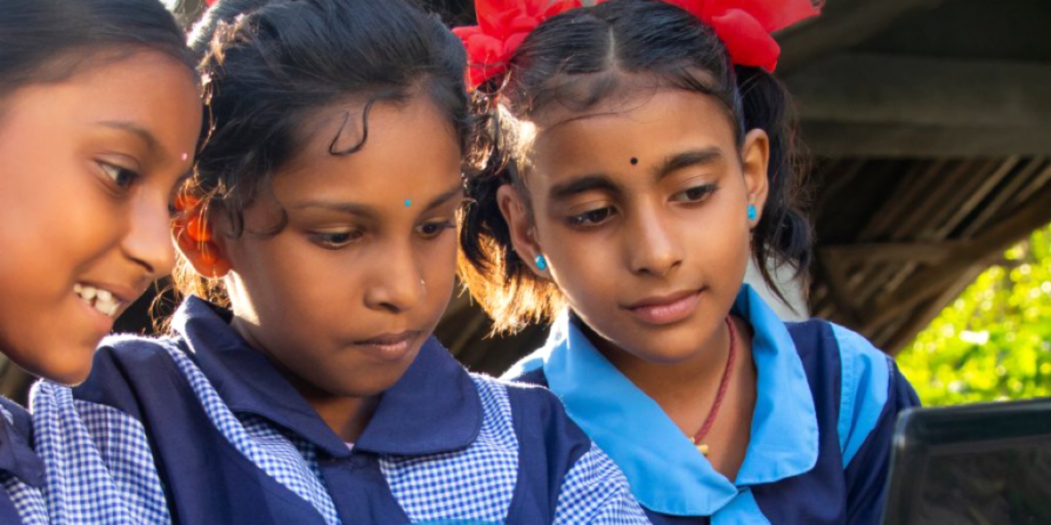 لقطة تعبيرية لطفلين يستخدمان جهازاً لوحياً مع تراكيب بصرية للعقل الرقمي، ترمز لابتكارات التعليم المدعومة من جائزة اليونسكو لتكنولوجيا المعلومات 2026.