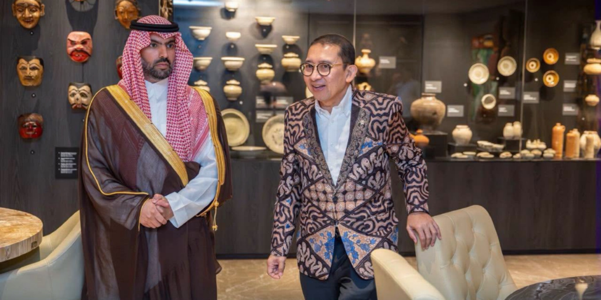 لقطة للأمير بدر بن عبدالله بن فرحان بالبشت ووزير الثقافة الإندونيسي يتبادلان الحديث وسط صالات متحف إندونيسيا الوطني التي تعرض تحفاً وأقنعة تاريخية لعام 2026.