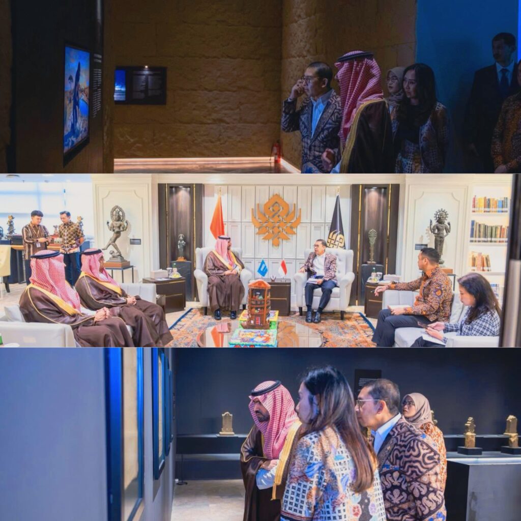 ثلاث لقطات توثق زيارة وزير الثقافة السعودي لإندونيسيا لعام 2026؛ تظهر لقطة لاجتماع رسمي بين الوفدين برئاسة الأمير بدر بن عبدالله بن فرحان والدكتور فضلي زون، ولقطتين لسموه أثناء جولته في المعرض الوطني ومتحف إندونيسيا الوطني لتفحص المقتنيات التاريخية والفنية.