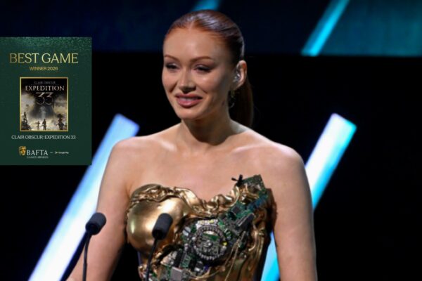 (Elz the Witch) مقدمة حفل BAFTA Games Awards 2026 على المنصة بفستانها الذهبي الميكانيكي مع شعار BAFTA وGoogle Play (صورة Stuart Wilson/BAFTA - Getty Images for BAFTA)