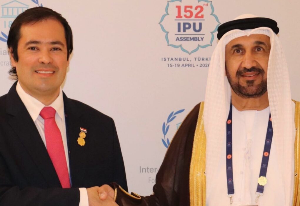 صورة عرضية مجمعة رفيعة المستوى تضم على اليسار محمد بن أحمد اليماحي، رئيس البرلمان العربي، وعلى اليمين رئيس برلمان "الميركوسور" في handshake، مع شعار البرلمان العربي و "152 IPU ASSEMBLY" بوضوح على خلفية LED.