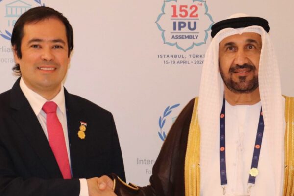 صورة عرضية مجمعة رفيعة المستوى تضم على اليسار محمد بن أحمد اليماحي، رئيس البرلمان العربي، وعلى اليمين رئيس برلمان "الميركوسور" في handshake، مع شعار البرلمان العربي و "152 IPU ASSEMBLY" بوضوح على خلفية LED.