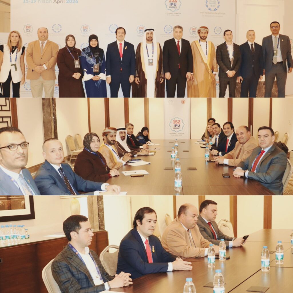 صورة كولاجية ثلاثية توثق لقاءات البرلمان العربي في إسطنبول لعام 2026: الجزء العلوي يظهر لقطة جماعية للوفدين بمركز المؤتمرات أمام خلفية الجمعية العامة الـ 152 للاتحاد البرلماني الدولي، الجزء الأوسط يوضح طاولة المباحثات الرسمية بين البرلمان العربي والميركوسور، والجزء السفلي يظهر لقطة مقربة لأعضاء الوفد اللاتيني أثناء الجلسة.