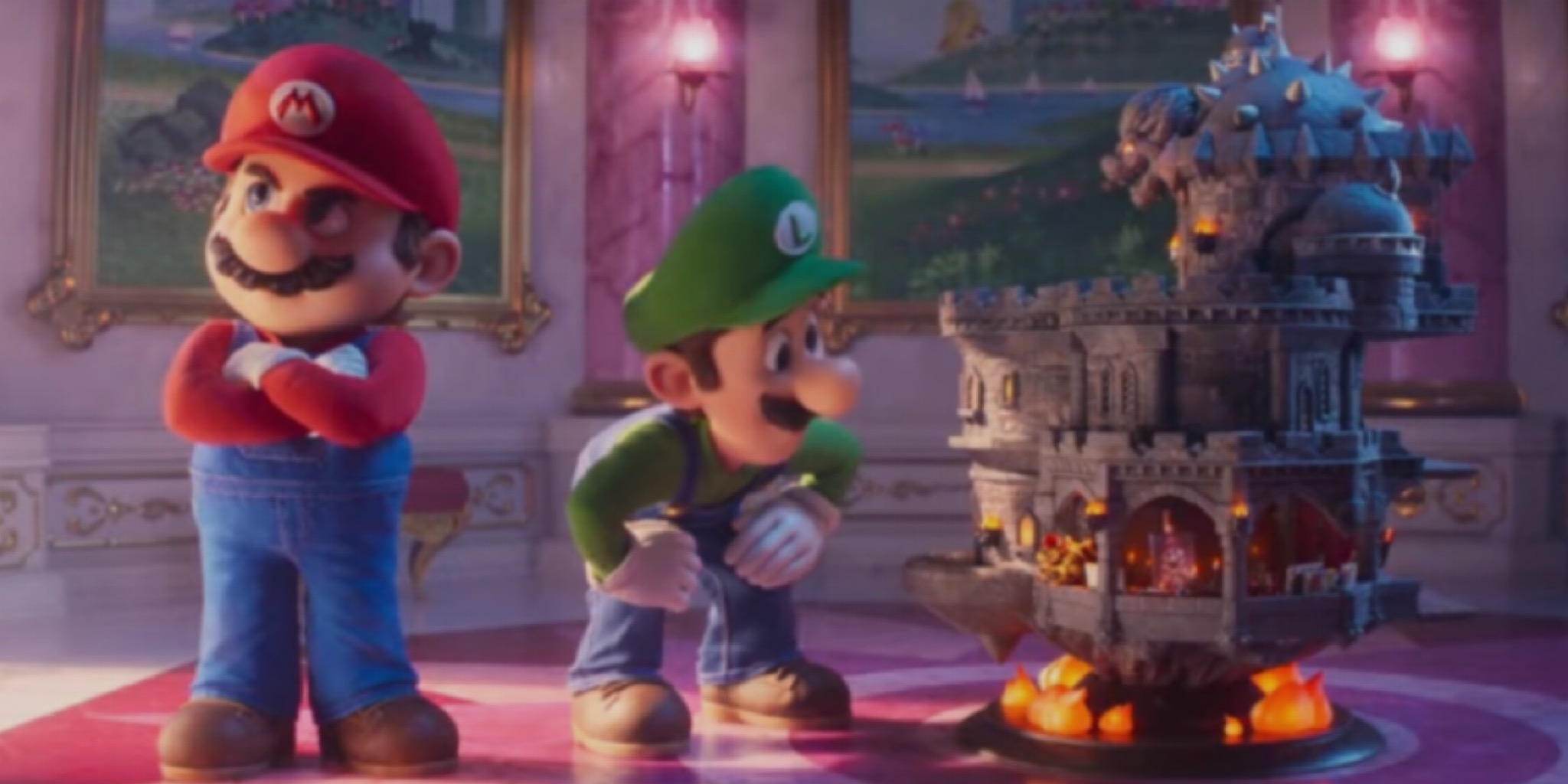 لقطة من فيلم سوبر ماريو جالاكسي تظهر ماريو واقفاً بوضعية حازمة ولويجي ينظر بفضول إلى مجسم لقلعة حجرية طائرة فوق كرات نارية، داخل قاعة فخمة.