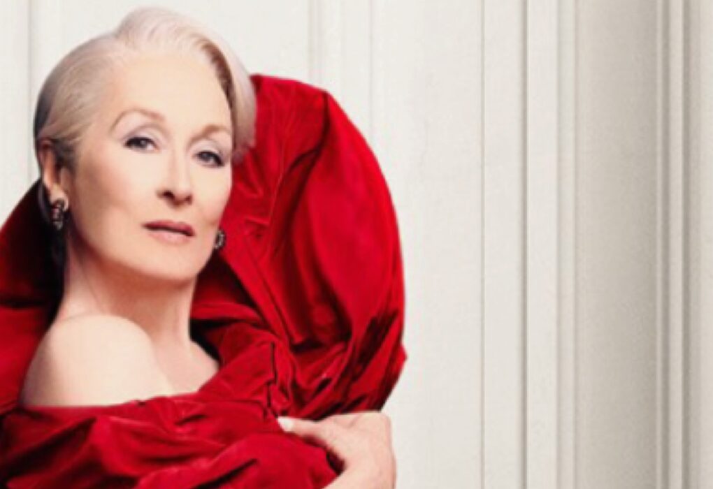 ملصق فيلم ملون يُظهر الممثلة ميريل ستريب (بشعرها الأشقر القصير) وهي تقف بوضعية درامية على درج رخامي أبيض واسع. هي ترتدي فستان حفلات أحمر غني ومنتفخاً جداً.